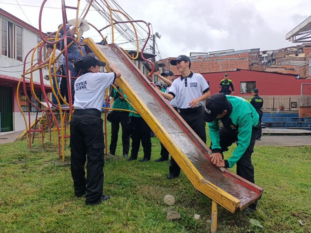 PARQUE DEL BARRIO GALÁN RECIBIÓ MANTENIMIENTO Y PINTURA