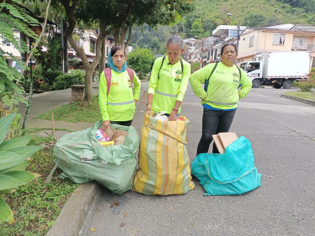 RECICLADORES PROMUEVEN LA SEPARACIÓN DE RESIDUOS EN LA FUENTE EN LOS HOGARES PEREIRANOS