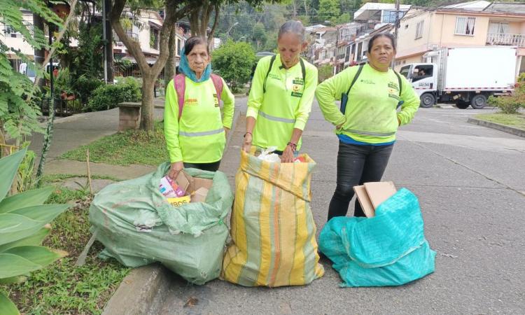 RECICLADORES PROMUEVEN LA SEPARACIÓN DE RESIDUOS EN LA FUENTE EN LOS HOGARES PEREIRANOS